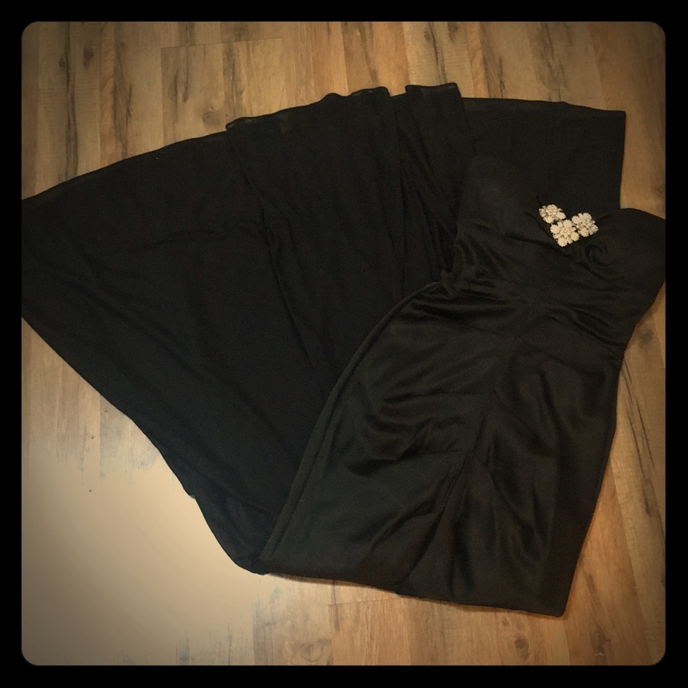 Stunning, and slimming, mermaid fit Cache gown.